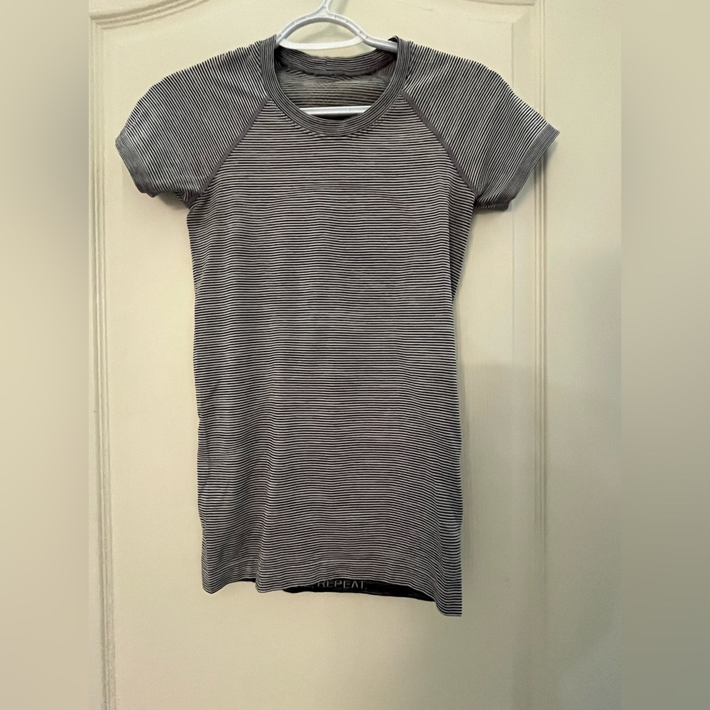 Lululemon Swiftly Tech Short-Sleeve Shirt 2.0
Hip Length